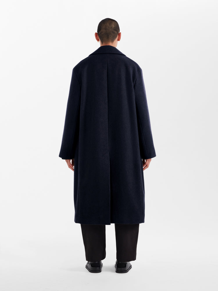 【EXCLUSIVE】NOTCH COAT IN DARK NAVY