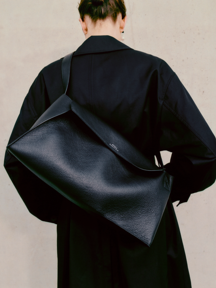 SHIBORU LEATHER BAG IN BLACK