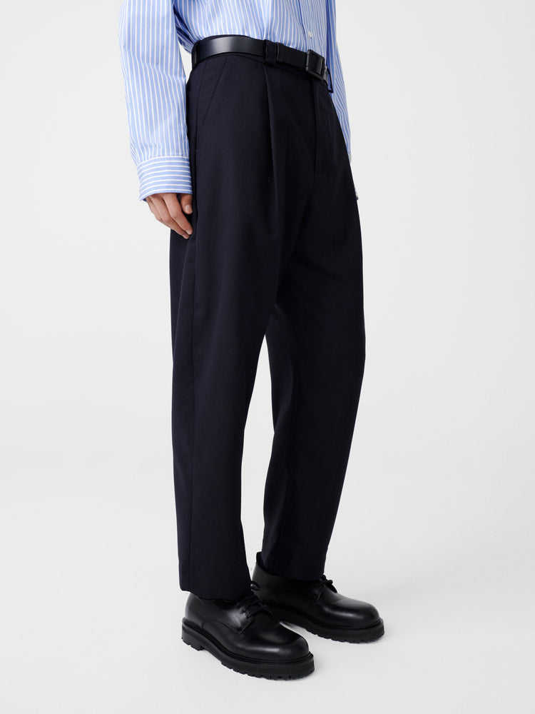 TUCK TROPICAL WOOL PANT IN DARKEST NAVY