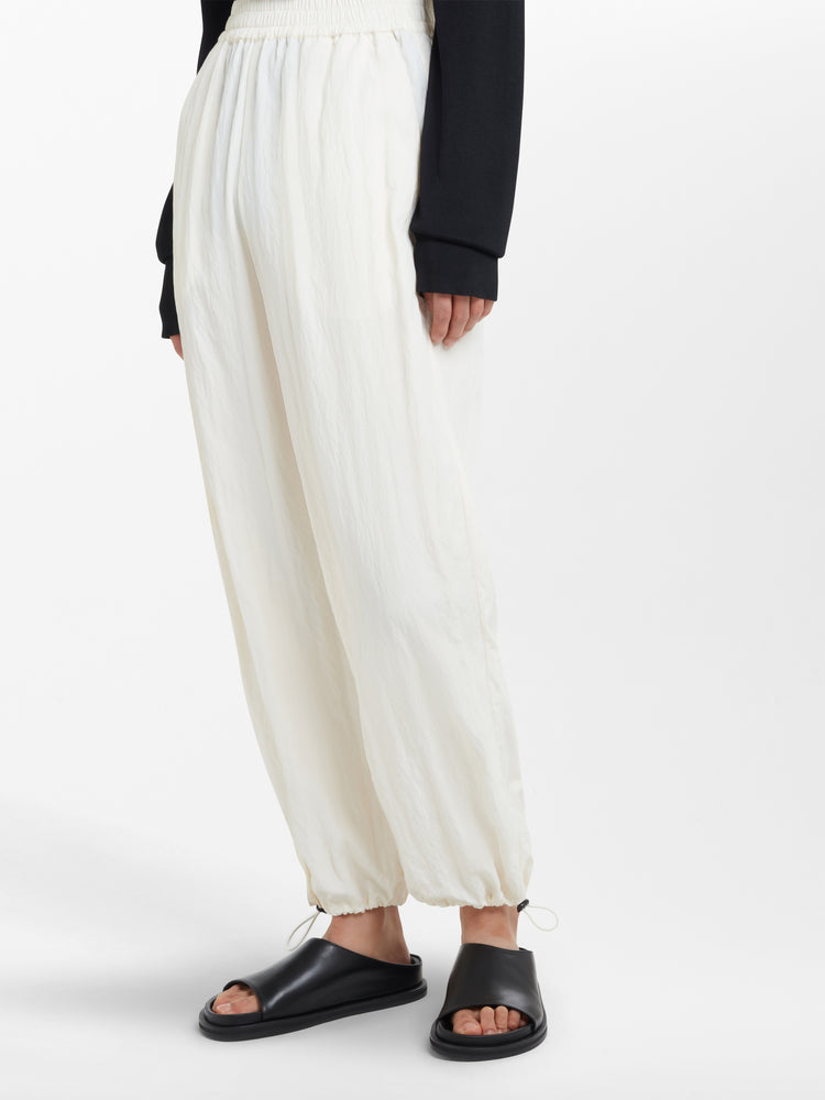 GIA TEXTURED VISCOSE PANT IN PARCHME